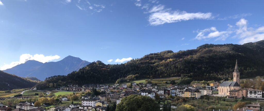 Civezzano, paese adagiato all'imbocco della Valsugana, nel cui centro storico si trova la casa ad uso turistico Wunderhorn (Corno Magico)